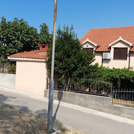 Apartmani A.Teskera โตรกีร์ ภายนอก รูปภาพ