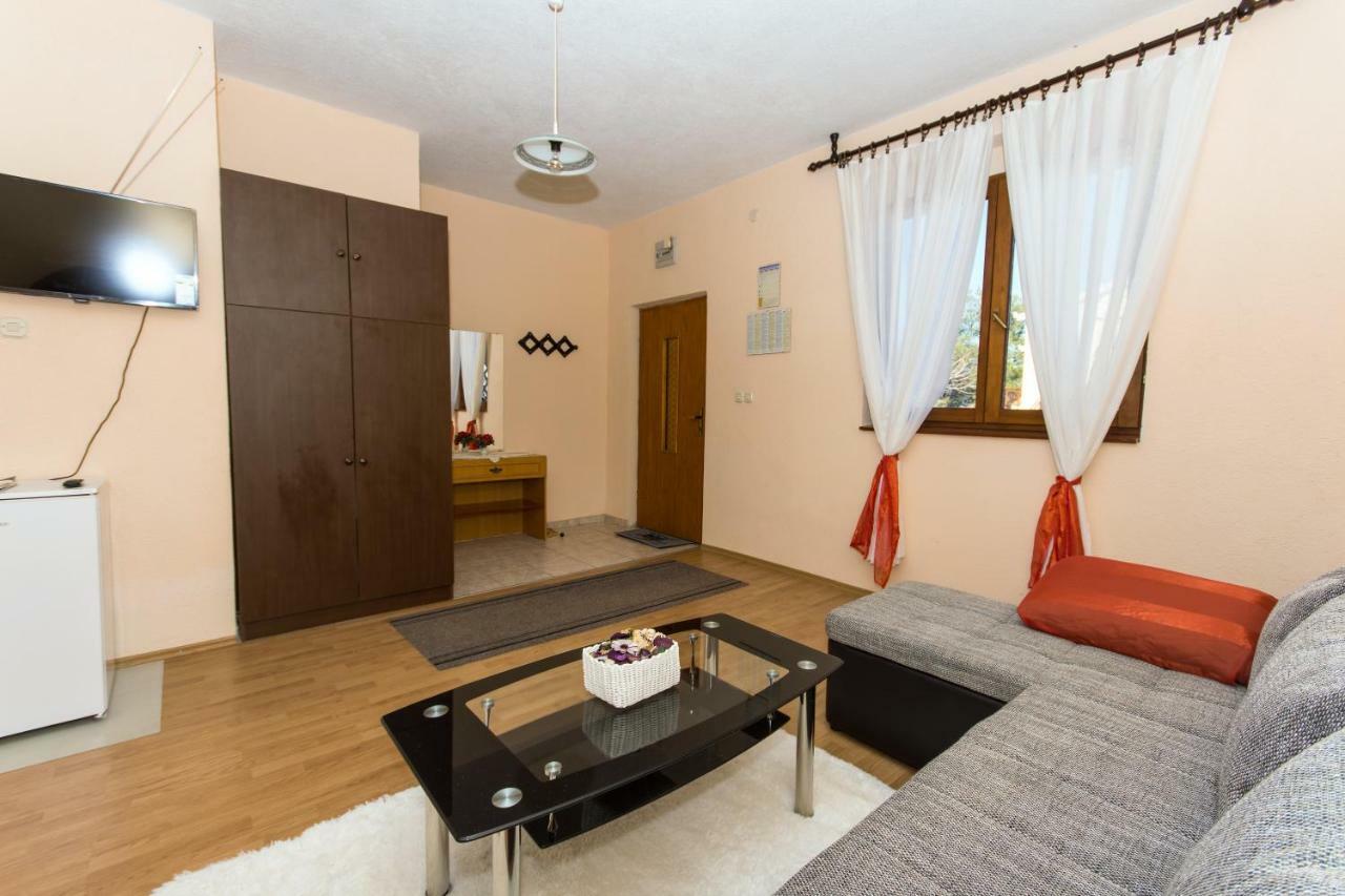Apartmani A.Teskera โตรกีร์ ภายนอก รูปภาพ