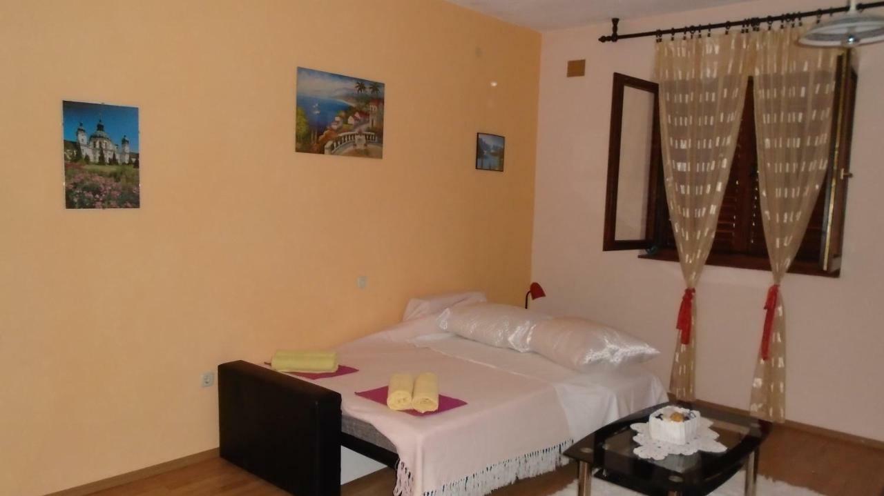 Apartmani A.Teskera โตรกีร์ ภายนอก รูปภาพ