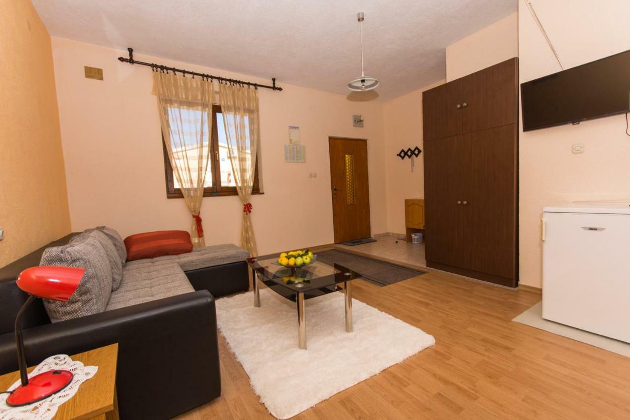 Apartmani A.Teskera โตรกีร์ ภายนอก รูปภาพ