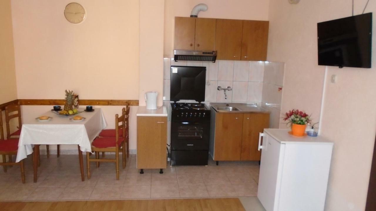 Apartmani A.Teskera โตรกีร์ ภายนอก รูปภาพ
